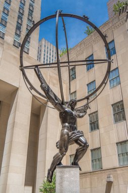 New York 'taki Rockefeller Center' da dünyayı tutan büyük bronz Atlas heykeli.