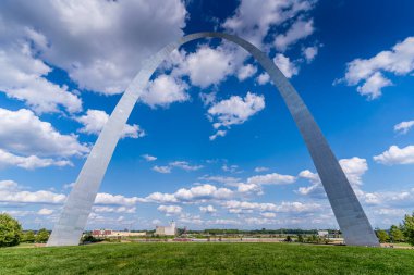 St Louis 'deki geçit kemerinin doğuya, Mississippi Nehri' ne bakan görüntüsü..