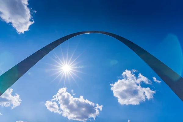 Mirando Hacia Gateway Arch Louis Con Sunstar —  Fotos de Stock