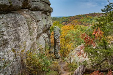 Güney Illinois 'deki Tanrıların Bahçesinde Şeytan' ın Dumanı olarak bilinen kayanın manzarası..