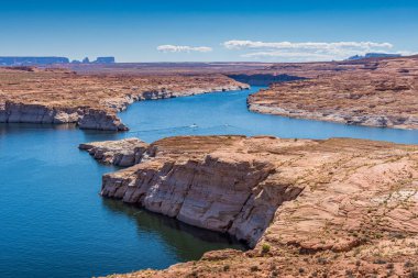 Birkaç tekne, AZ sayfasındaki Glen Kanyonu Dinlenme Bölgesi 'nde Powell Gölü' nün sularında geziniyor.