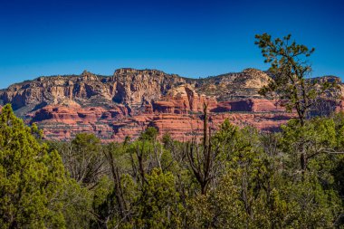 Sedona AZ 'de kırmızı kaya kumtaşı ve granit oluşumları.