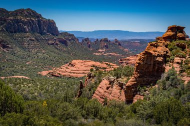 Schnebly Hill Yolu 'ndan Sedona' daki kızıl kaya oluşumlarının görüntüsü.