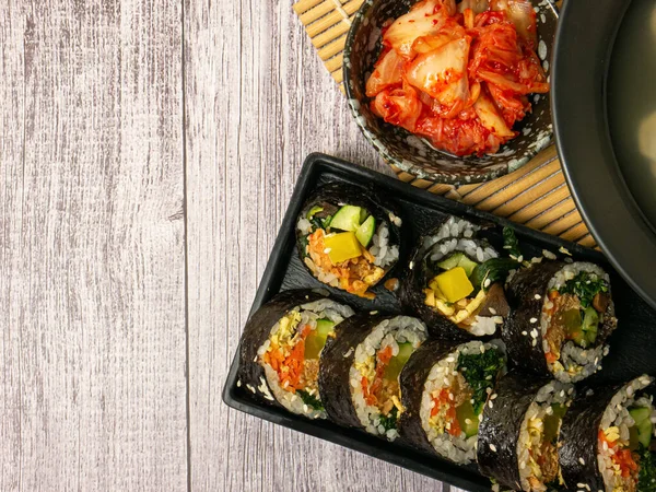 Kimbap Kore yemekleri yemek için düzdü.