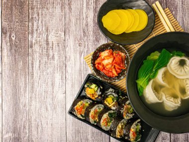 Mandu çorbası. Kore yemeği. Yemek konsepti için düz bir imaj.