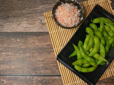 Yiyecek konsepti için siyah tabakta edamame