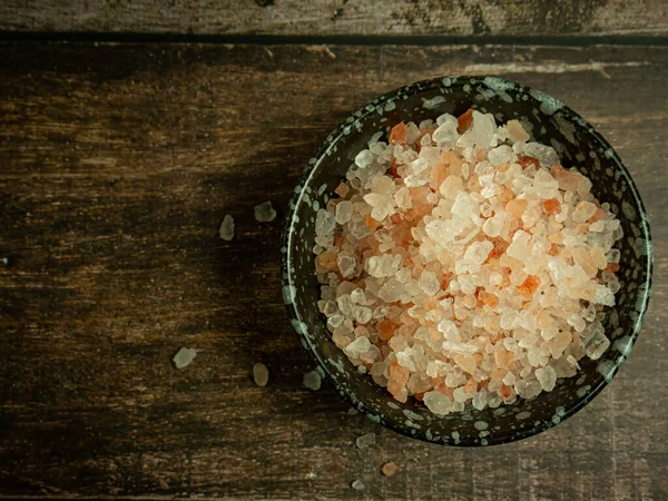 Rosa Salt Eller Himalaya Salt Liten Skål Trä Bord För — Stockfoto