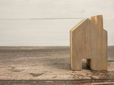Mülk veya inşaat konsepti için masadaki ahşap ev.