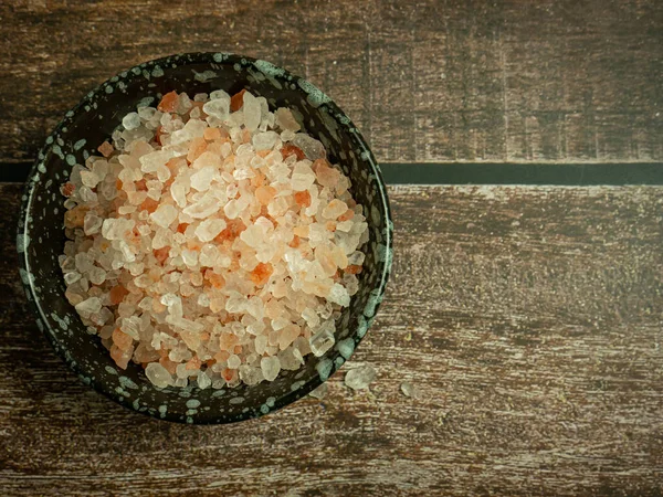 Rosa Salt Eller Himalaya Salt Liten Skål Trä Bord För — Stockfoto