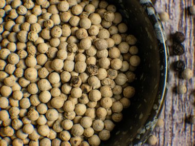 Yemek konsepti için siyah kasede beyaz kağıt mısır.