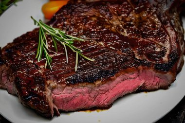 Biftekler tipik olarak kas liflerine dik olarak dilimlenmiş et kesiminin bir türüdür ve yumuşak ve sulu bir et parçasıyla sonuçlanır. Biftekler çeşitli hayvanlardan yapılabilir ama en popüleri sığır eti, domuz eti ve kuzu eti..