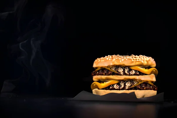 Гамбургер Бургер Мясной Пирог Обычно Говядина Помещается Между Двумя Ломтиками — стоковое фото