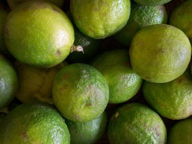 Limonlar küçük, yuvarlak, yeşil turunçgiller familyasından, keskin tadı ve mutfak uygulamalarında çok yönlülüğüyle tanınan meyvelerdir. Limonlar ve portakallarla yakından ilişkilidir..