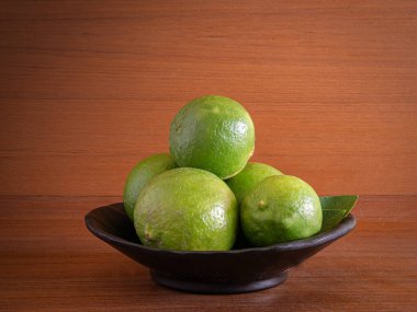 Limonlar küçük, yuvarlak, yeşil turunçgiller familyasından, keskin tadı ve mutfak uygulamalarında çok yönlülüğüyle tanınan meyvelerdir. Limonlar ve portakallarla yakından ilişkilidir..