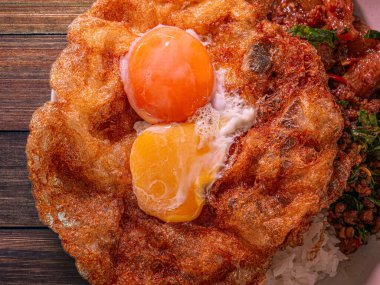 Tayland fesleğenli biftek ya da pad krapow olarak da bilinen biftek fesleğenli pirinç, kalın tadı ve aromatik baharatlarıyla bilinen popüler bir Tayland yemeğidir.