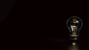 Yaratıcı kavram 3d oluşturma için Siyah arkaplan üzerindeki ampul.