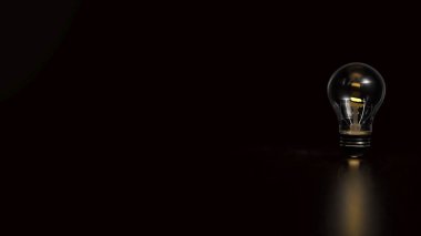 Yaratıcı kavram 3d oluşturma için Siyah arkaplan üzerindeki ampul.