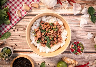 Tayland yemeği konsepti için kağıt kasede fesleğenli biftek..