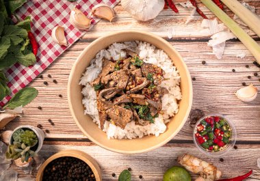 Tayland yemeği konsepti için kutsal fesleğenli baharatlı domuz ciğeri..