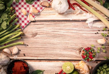 Yemek konsepti için ahşap masadaki Tayland baharatları.