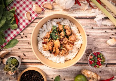 Tayland yemeği konsepti için kağıt kasede fesleğenli tavuk..