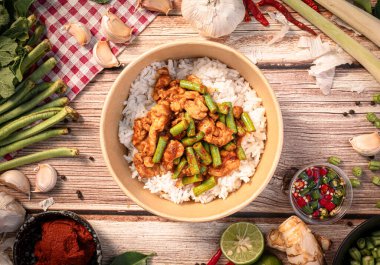  Tayland yemeği konsepti için kızarmış domuz ve köri ezmesi..