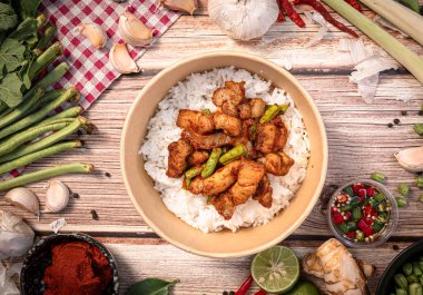 Tayland yemeği konsepti için kızarmış domuz ve köri ezmesi..