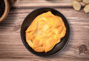 Tayland yemeği konsepti için ahşap masada Tayland usulü omlet..