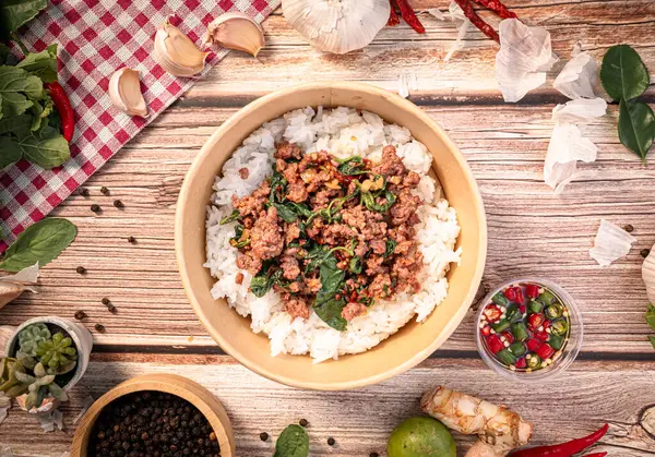 Tayland yemeği konsepti için kağıt kasede fesleğenli biftek..