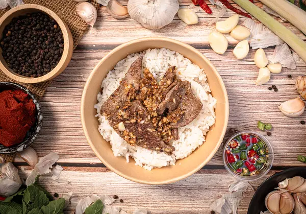  Tayland yemeği konsepti için sarımsaklı domuz ciğeri..