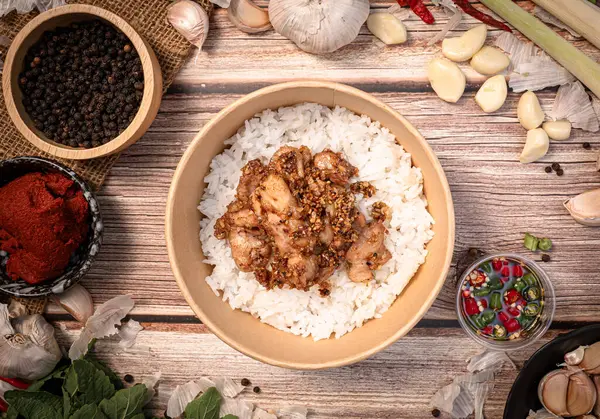 Tayland yemeği kavramı için sarımsaklı kızarmış tavuk..