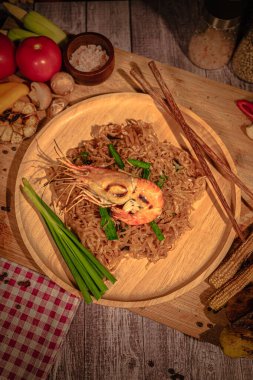 Tahta tabakta karides ve Tayland yemeği konsepti..