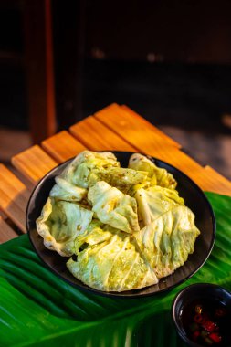 Yiyecek konsepti için kızarmış lahana ile balık sosunu karıştır.