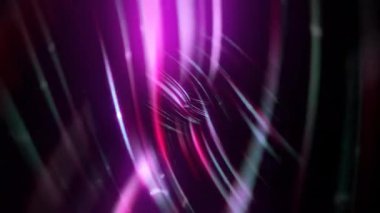 Pembe ve morumsu uzun kurdeleler koyu bir arka plana dizilmiş. Eğri çizgiler bükülüp sallanıyor, hareket ve derinlik hissi veriyor.