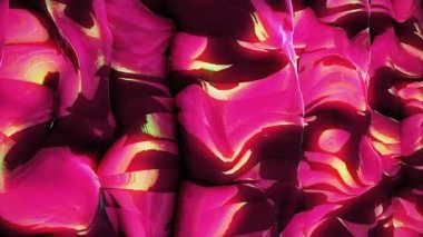 Kalın, morumsu, parlak yüzeyli, soyut şekiller. Sıcak gölgeler ve sıvı şekiller erimiş, yanardöner katmanlar izlenimi verir.