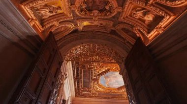 VENICE, İtalya, 7 Kasım 2024 - Venedik, İtalya 'daki Palazzo Ducale' nin (Doge 's Palace) büyüleyici iç mekanlarını gözler önüne seriyor. Venedik, 472 köprü ile birbirine bağlı 126 adadan oluşan bir takımadadır.