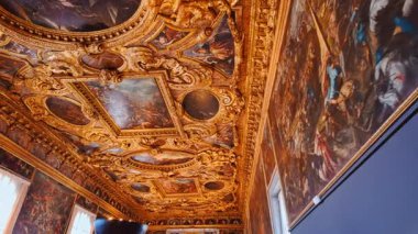 VENICE, İtalya, 7 Kasım 2024 - Venedik, İtalya 'daki Palazzo Ducale' nin (Doge 's Palace) büyüleyici iç mekanlarını gözler önüne seriyor. Venedik, 472 köprü ile birbirine bağlı 126 adadan oluşan bir takımadadır.