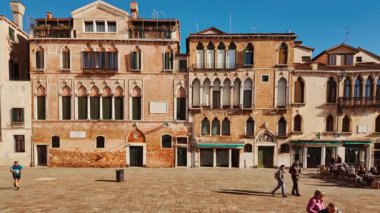 VENICE, İtalya, 7 Kasım 2024 - Cannaregio, Venedik, İtalya 'daki Yahudi gettosunun dar sokakları boyunca yürüyorum. Venedik, 472 köprü ile birbirine bağlı 126 adadan oluşan bir takımadadır.