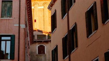 Venedik, İtalya 'nın Venedik bölgesinde, Cannaregio bölgesinde, panjurları ve panjurları olan çeşitli pencereleri kapatın. Venedik, 472 köprü ile birbirine bağlı 126 adadan oluşan bir takımadadır.