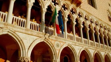 VENICE, İtalya, 7 Kasım 2024 - San Marco Meydanı 'ndaki Palazzo Ducale' nin (Doge Sarayı) güzel panoramik manzarası (St Mark Meydanı), İtalya, Venedik.