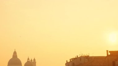 Günün erken saatlerinde Venedik, İtalya 'daki Büyük Kanal' ın ünlü gondollarıyla sinematik görüntüsü. Venedik, 126 adanın bir takımadası.