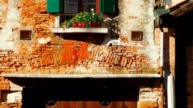 Venedik, İtalya, 8 Kasım 2024 - Venedik bölgesinde Venedik panjurları ve panjurları olan çeşitli pencerelerin yakın çekimi, Venedik, İtalya. Venedik, 472 köprü ile birbirine bağlı 126 adadan oluşan bir takımadadır.