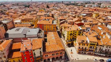 VERONA, İtalya, 12 Temmuz 2024 - İtalya 'nın tarihi Verona, Veneto kentindeki hava perspektifi, dolambaçlı caddeleri ve Adige nehir vadisini ortaya çıkardı