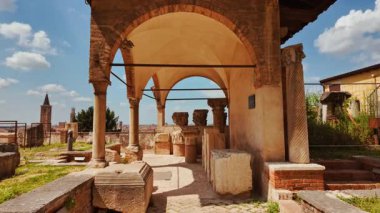 İtalya, Verona yakınlarındaki Roma harabelerinin yıpranmış taşları modern sokakların altındaki antik şehir temellerini işaret ediyor.