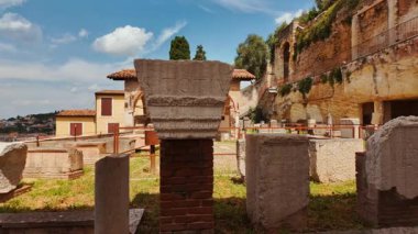 Verona, Veneto, İtalya 'da zeytin ağaçlarıyla çevrili antik Roma yapılarının kalıntıları güneş lekeleri arasındaydı.