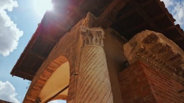 Verona, Veneto, İtalya 'nın dışındaki yıkık dökük Roma harabeleri açık gökyüzü altında çimlerle harmanlanmış.