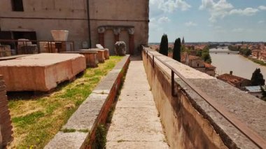 İtalya, Veneto, Verona 'da fazla gelişmiş Roma harabeleri. Burada doğa eskimiş taş ve kemerleri geri istiyor.