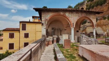 VERONA, İtalya, 13 HAZİRAN 2024 - İtalya 'nın Verona, Veneto kentindeki engin Roma harabeleri kırsal yamaçlarda uzanmaktadır.