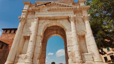 VERONA, İtalya, 13 HAZİRAN 2024 - Triumphal Arco dei Gavi kapı kemeri Verona, Veneto, İtalya 'daki antik Roma' nın vasiyeti olarak duruyor
