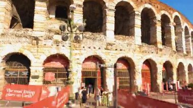 VERONA, İtalya, 13 HAZİRAN 2024 - Verona, Veneto, İtalya 'da Arena di Verona' nın dinamik hiperhız dizisi kalabalık ve taş kemerleri yakalıyor